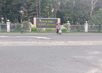 Tolong Perbaiki Jalan Rusak di Depan Rumah Dinas Bupati Asahan 