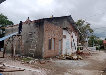 Para Buruh Proyek Rumdin Puskesmas Gambir Baru Rawan Alami Kecelakaan 