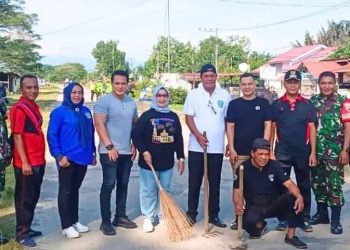 Jum’at Bersih, Wabup Labuhanbatu Gotong-royong Bersama Warga