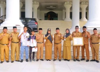 Wali Kota Tanjungbalai Serahkan Empat Penghargaan ke OPD dan Atlet Berprestasi 
