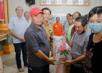 Wali Kota Tanjungbalai Bagikan Bingkisan Baksos Imlek 2024 di Vihara Tri Ratna