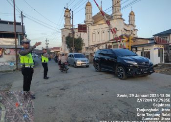 Personel Sat Lantas Polres Tanjungbalai Atur Arus Lalu Lintas di Persimpangan Jalan