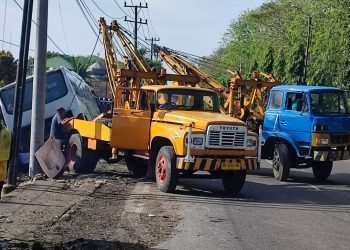 Bus Pariwisata Tabrak Tiang Listrik di Jalinsum Asahan-Medan