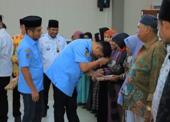 Bupati Labura Serahkan Tali Asih Kepada Guru Mengaji, Bilal Mayit dan Kenaziran Masjid