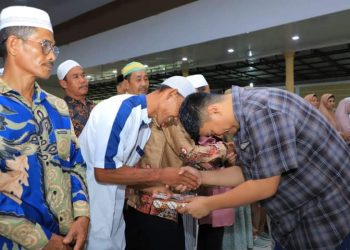 Bupati Labura Salurkan Tali Asih Guru Mengaji, Nadzir Masjid dan Bilal Mayit