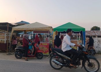 Jelang Buka Puasa, Warga Meranti Ramai Berburu Takjil