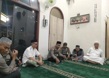 Personel Polres Tanjungbalai Sholat Tarawih Bersama Warga