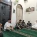 Personel Polres Tanjungbalai Sholat Tarawih Bersama Warga
