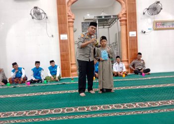 Wakapolres Tanjungbalai Bagikan Al’Quran Saat Safari Ramadhan