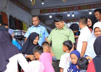 Bupati Labura Ajak 200 Anak Yatim Belanja Baju Lebaran