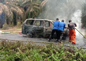 Heboh, Mobil Toyota Terbakar di Pulau Bandreng Asahan