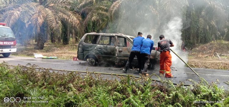 Heboh, Mobil Toyota Terbakar di Pulau Bandreng Asahan