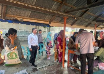 Polres Tanjungbalai Awasi Pendistribusian Bantuan Beras Kepada Warga