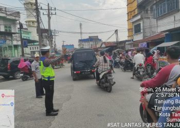 Sat Lantas Polres Tanjungbalai Tertibkan Arus Lalulintas di Pasar Tumpah