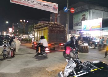 Warga Minta Truk Sawit Tanpa Jaring Pengaman di Jalan Cokro Kisaran Ditindak