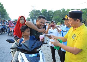 Bupati Labura Berbagi Ratusan Takjil Untuk Pengguna Jalan di Aek Kanopan