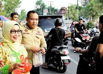 Plt Bupati Labuhanbatu Bagikan Takjil Gratis Kepada Warga