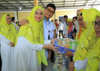 Salurkan 280 Paket Sembako, Bupati Labura Apresiasi Muslimah Hebat