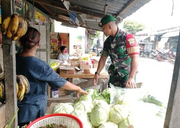 Babinsa Pantau Ketersediaan & Harga Sembako di Pasar Inpres Aek Habil