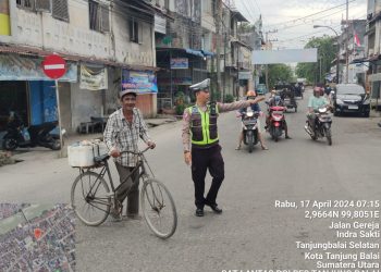 Personel Sat Lantas Polres Tanjungbalai Atur Arus Lalulintas