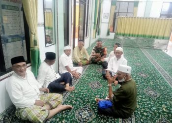 Babinsa Jalin Kebersamaan Dengan Jemaah Mesjid Nurul Ikhlas