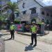 Sat Lantas Polres Tanjungbalai Atur Lalu Lintas di Depan Gereja