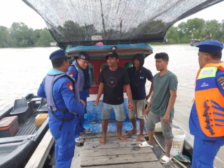 Personel Sat Polairud Polres Tanjungbalai Sambangi Nelayan