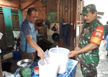 Babinsa Pantau & Cek Perkembangan Harga Sembako di Pasar Kota Beringin