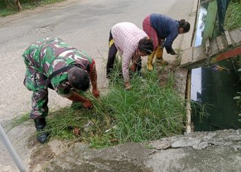 TNI & Warga Bergotong Royong Ciptakan Lingkungan Bersih dan Sehat