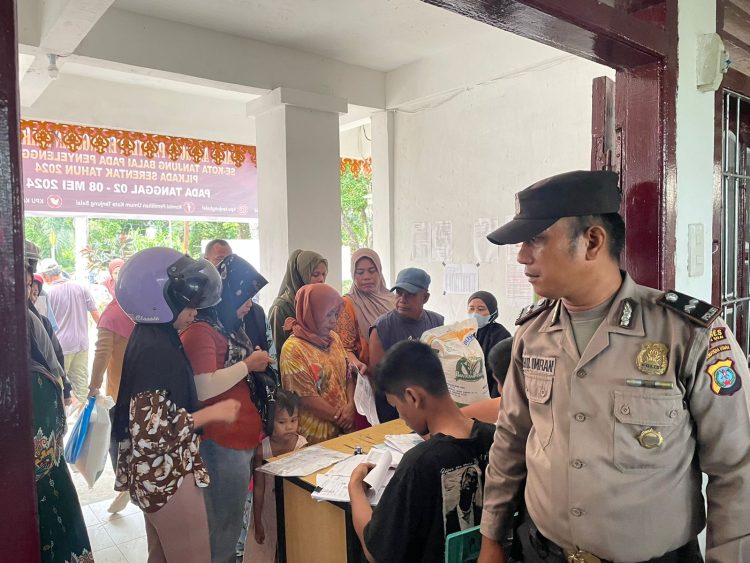 Personel Polres Tanjungbalai Amankan Pendistribusian Cadangan Beras
