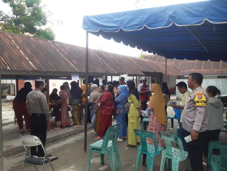 Personel Polres Tanjungbalai Amankan Pendistribusian Cadangan Beras