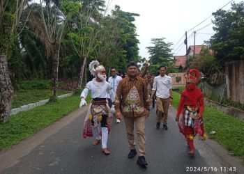 Kesenian Jaran Kepang Iringi Rianto Saat Menyerahkan Berkas Pendaftaran Pilkada Asahan ke Gerindra
