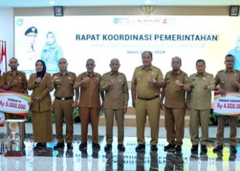 Rakorpem Bulan Mei 2024, Bupati Asahan Serahkan Piagam Penghargaan Kepada Lurah Terbaik