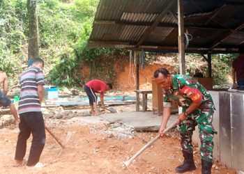 Peduli Pemuda di Wilayah Binaan, Babinsa Bantu Bangun Warung Kopi