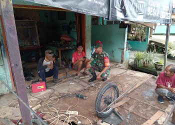 Babinsa Ingatkan Pemilik dan Pekerja Bengkel Las Hati-hati Saat Kerja