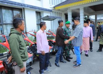 Bupati Labura Serahkan Bantuan Hand Traktor dan Pompa Air