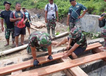 Satgas TMMD Bangun Jembatan Kayu di Pondok Batu