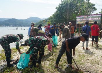 Ciptakan Pantai Tanpa Sampah, Satgas TMMD dan Warga Gelar Aksi Bersih
