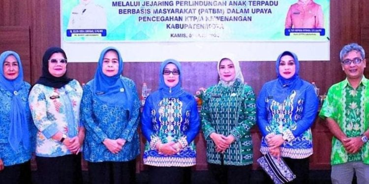 Plt Bupati Labuhanbatu Hj Ellya Rosa Siregar (tengah).