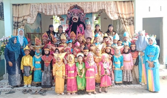 Seni Kuda Lumping Meriahkan Wisuda Satriawan dan Satriawati TK Darussalam Asahan