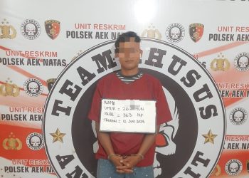 Tersangka pencuri pupuk saat di kantor polisi.