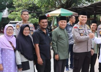 Kapolres Labuhanbatu AKBP James H Hutajulu SIK SH MH MIK saat menyerahkan hewan kurban kepada masyarakat.