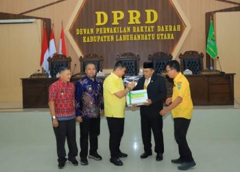 Bupati Labura Hendriyanto Sitorus menyerahkan Nota Pengantar Ranperda Pertanggungjawaban APBD Tahun 2023 kepada Ketua DPRD, H. Indra Surya Bakti Simatupang.