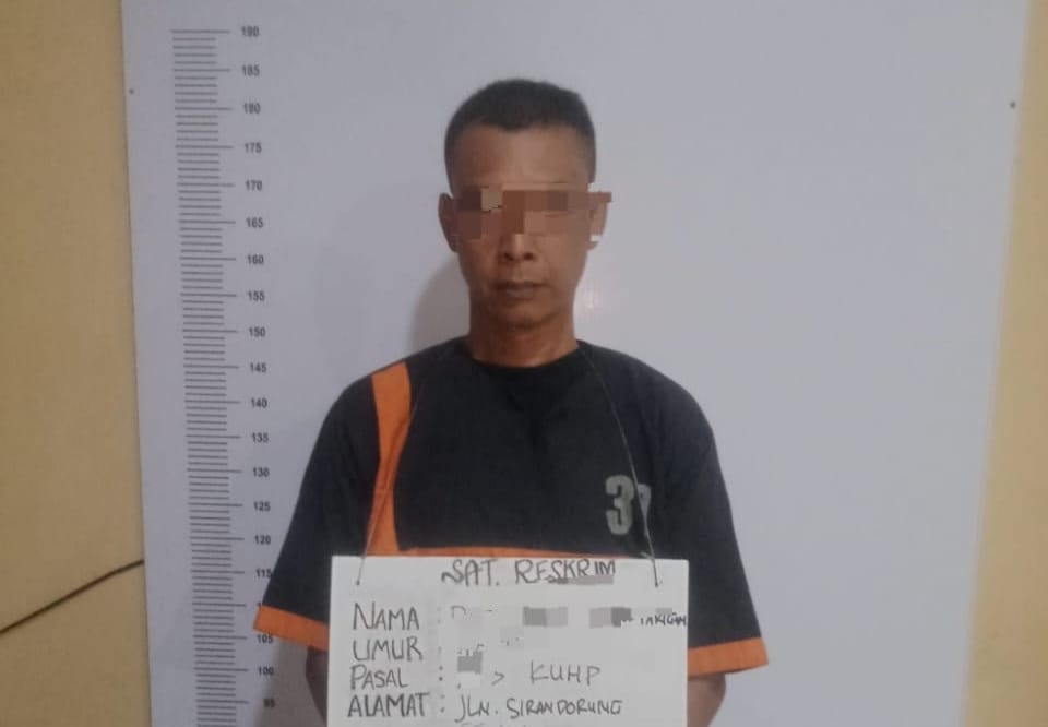 Tersangka saat di kantor polisi.