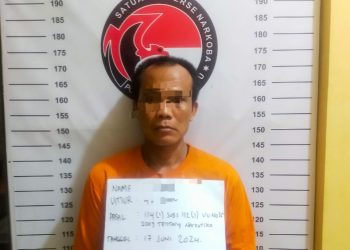 Tersangka WN dan barang bukti.