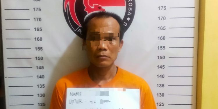 Tersangka WN dan barang bukti.