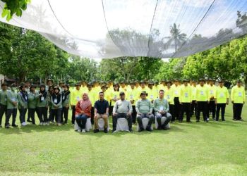 Kepala desa se-Labura foto bersama dengan Wabup Labura H. Samsul Tanjung usai kegiatan outbound.