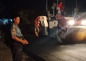 Kades Serdang Asahan Tinjau Pengaspalan Jalan pada Malam Hari