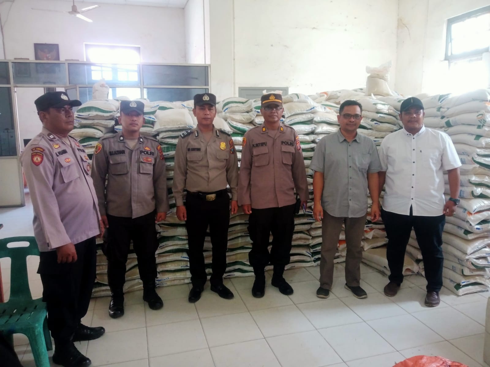 Personel Polres Tanjungbalai Amankan Penyaluran Beras ke Warga