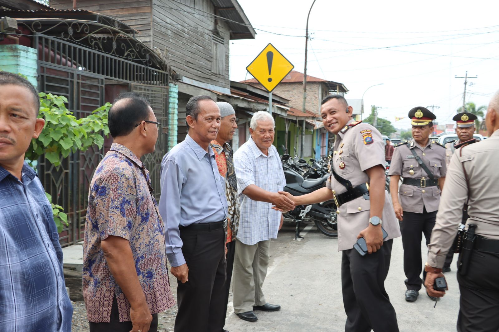 Polres Tanjungbalai Berikan Bansos ke Purnawirawan, Tokoh Agama & Masyarakat
